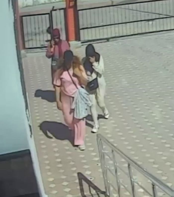 Kap krp eve giren kadn hrszlar, 200 bin liralk altn ald