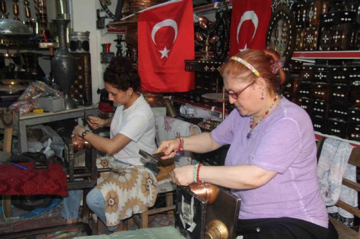 Erkek ii diyenlere inat bakr ileme ustas oldular