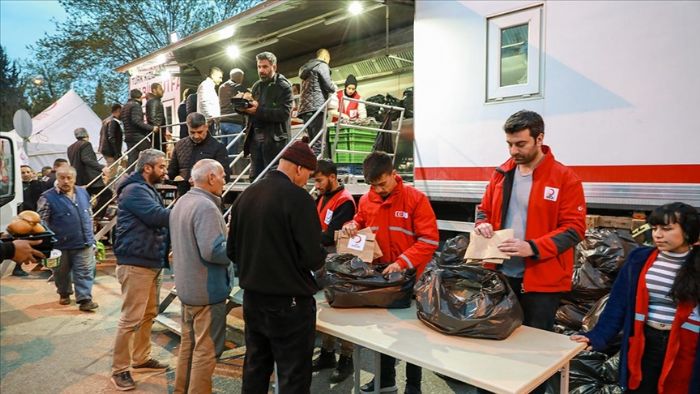 Adıyaman’da Türk Kızılay, yardımları gönüllülerle el ele depremzedelere ulaştırıyor