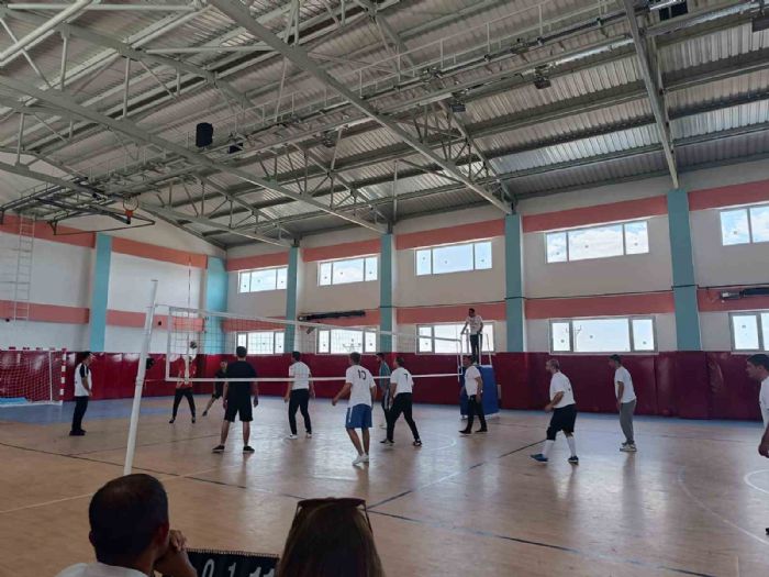 Tut ilesinde voleybol turnuvas dzenlendi