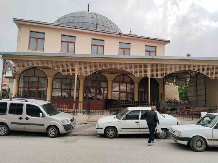 Depremde hasar alan tarihi cami ayaa kaldrlyor