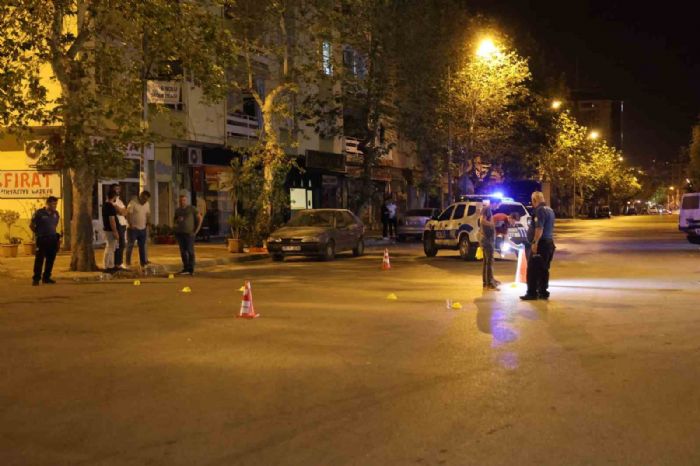 Sokak ortasnda silahla defalarca ate edildi, polis phelilerin peine dt