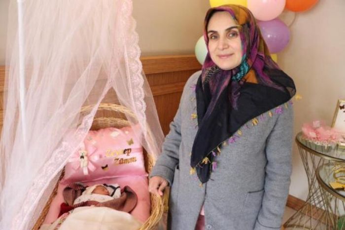 Depremden 22 gün sonra bebeğini kucağına aldı