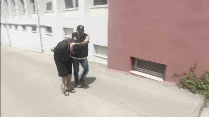 Otomobilinde uyuturucu satan pheli tutukland