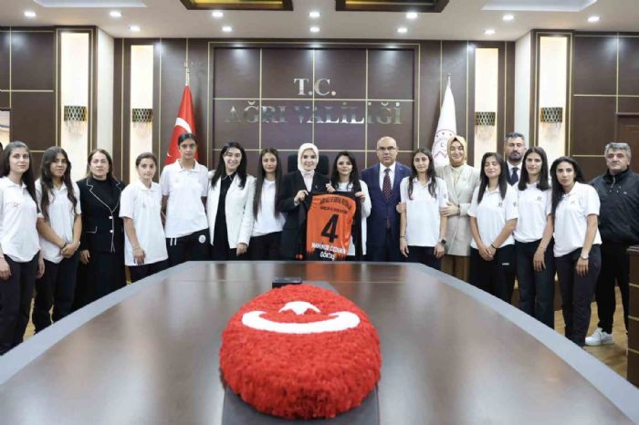 Ar kadn futbol takm, Bakan Gktala bir araya geldi