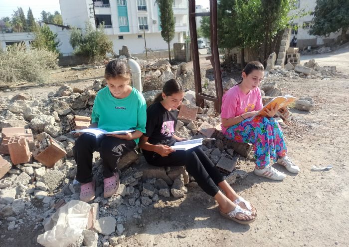 Depremde okulu yklan mahalleli yenisinin yaplmasn istiyor