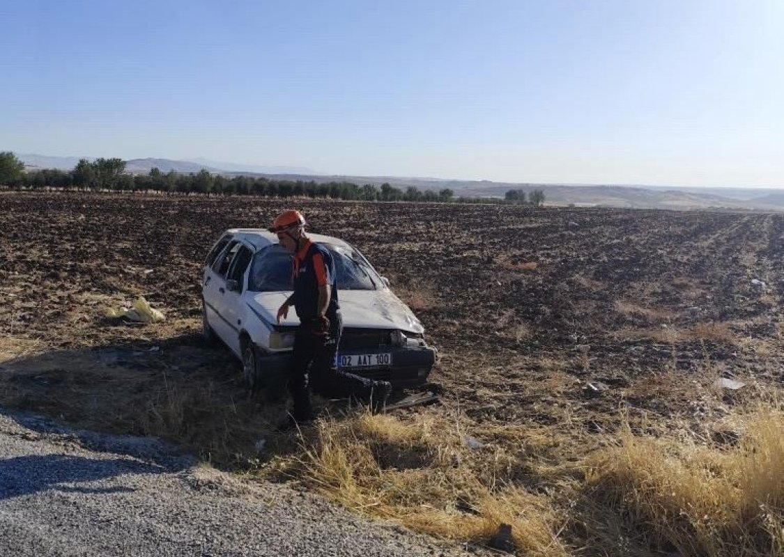 Adıyaman’da Takla Atan Araçta 2 Kişi Yaralandı