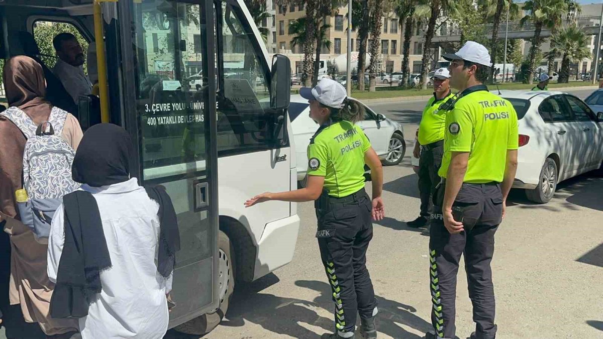 Adıyaman’da Minibüs Sürücüsü ile Trafik Polisleri Arasında Tartışma: Durağa Yanaşamamaktan Şikâyet Etti