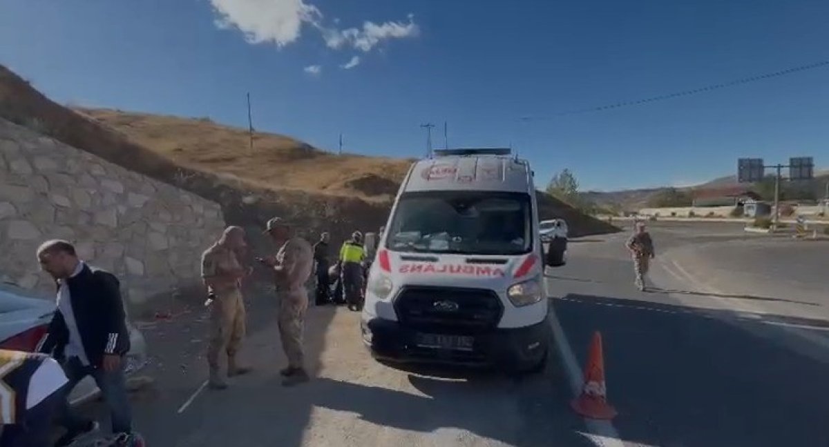 Elazığ’da Otomobil Durağa Girdi: 6 Yaralıdan Biri Ağır