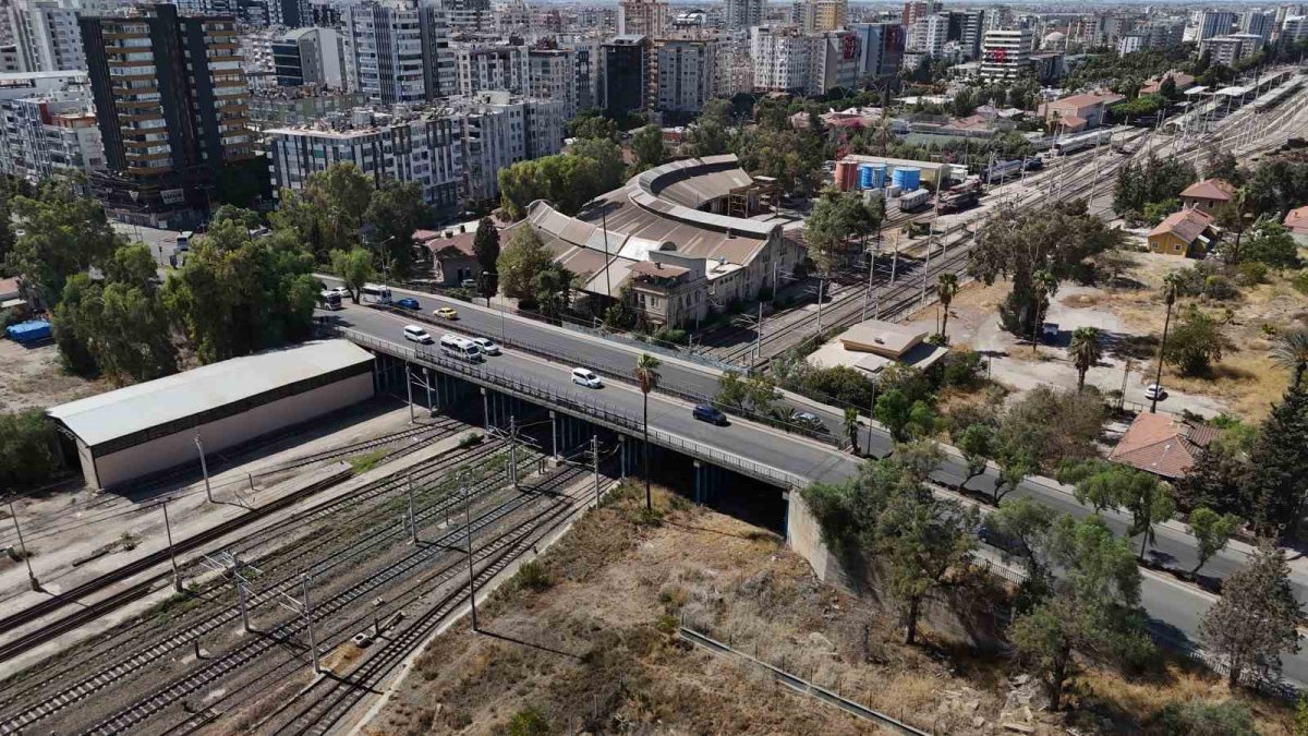 Adana’da Tarihi Köprü Yıkılıyor: Skyfall Filmine Ev Sahipliği Yapmıştı 
