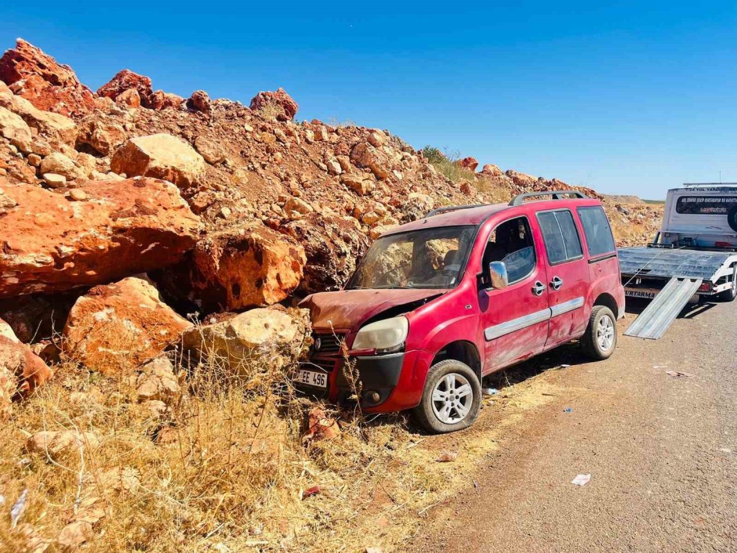 Besni’de Hafif Ticari Araç Şarampole Yuvarlandı: 3 Kişi Yaralandı