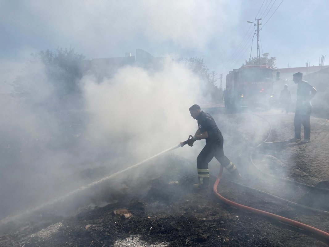 Adıyaman Belediyesi Kömür’deki yangına 25 araçla müdahale etti