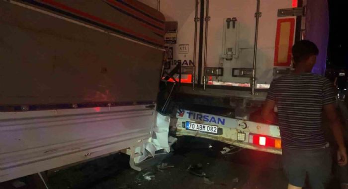 Adana-Pozantı Otoyolunda Feci Kaza: Kamyonet Tıra Çarptı, 1 Can Kaybı