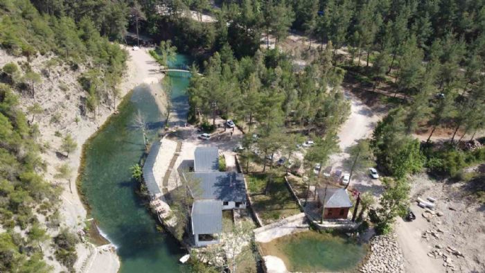 Adana sıcağından kaçan Yedigöze tabiat parkında serinliyor