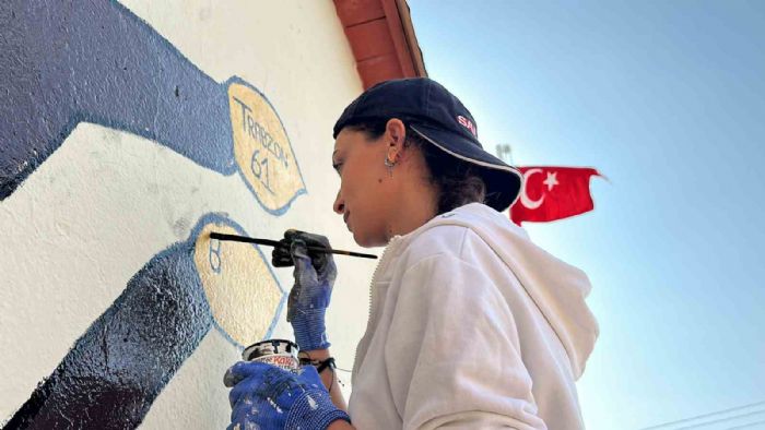 Adıyaman'da Depremde orta hasar alan okulu öğrenciler yeniledi