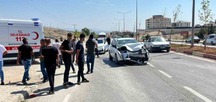 Adıyaman’da iki otomobil çarpıştı: 2 yaralı