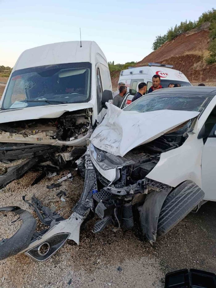 Adıyaman’da minibüs ile otomobil çarpıştı: 5 yaralı