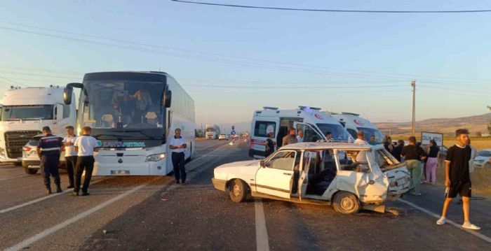 Adıyaman’da otobüs ile otomobil çarpıştı: 5 yaralı