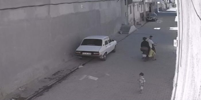 Anne ve babasından kaçan çocuğa otomobil çarptı