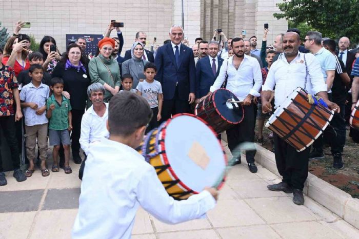 Bakan Ersoy’a davul şov