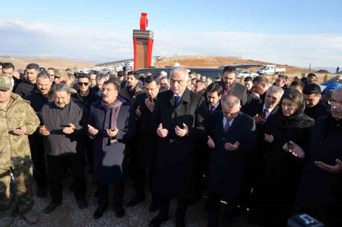 Bakan Ersoy depremde hayatını kaybedenleri mezarı başında andı