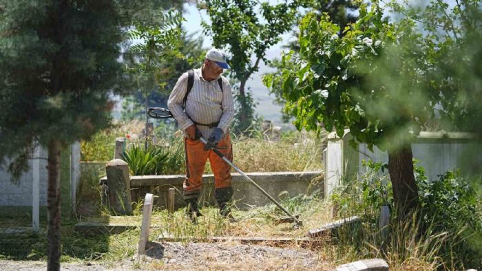 Battalgazi Belediyesi’nden mezarlıklarda bayram temizliği