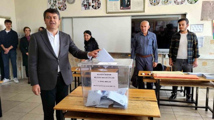 Belediye başkan adayları oylarını kullandı