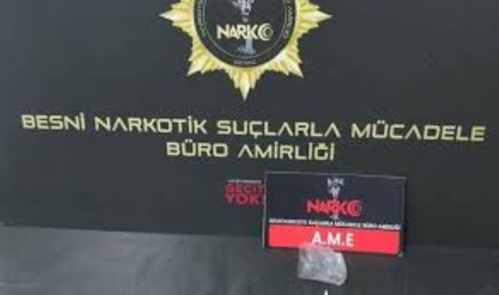 Besni’de Üzerlerinde Uyuşturucu Bulunan 3 Şüpheli Gözaltına Alındı