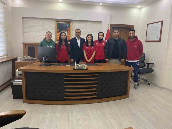 Besni masa tenisi takımları şampiyonluğu kutladı