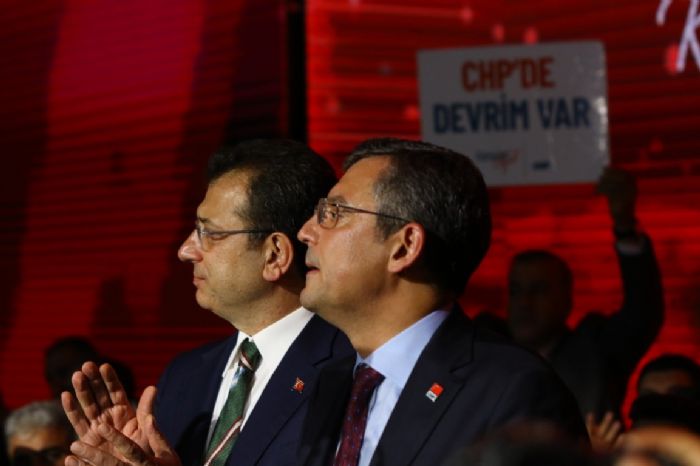 CHP Genel Başkanı Özel: "Salondan 130 milletvekilimizle el ele omuz omuza çıkıyorum"