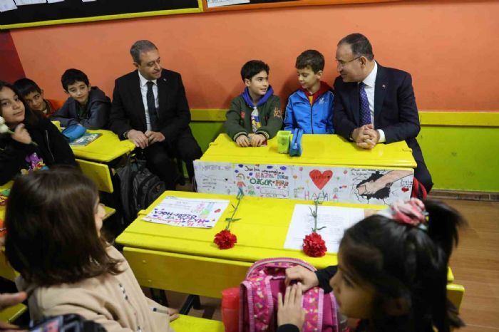 Depremde ölen öğretmen ve öğrenciler unutulmadı