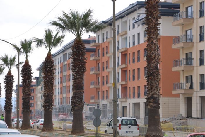 Depremin yıktığı şehrin en işlek caddesi hızla yapılıyor