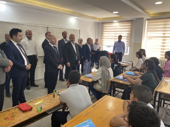 Depremzede öğrencilere kırtasiye malzemesi dağıtıldı