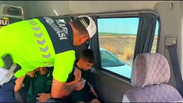 Ders zili çaldı, jandarma abileri minik öğrencileri yalnız bırakmadı