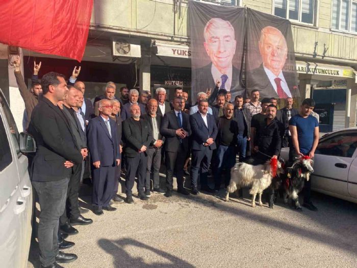 Devlet Bahçeli’nin sağlığına kavuşmasının ardından adak koç kesildi, tatlı ikram edildi