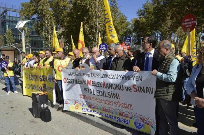 Eğitimciler iş bırakarak basın açıklaması yaptı