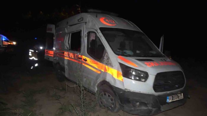 Elazığ’da ambulans şarampole uçtu: 2 yaralı