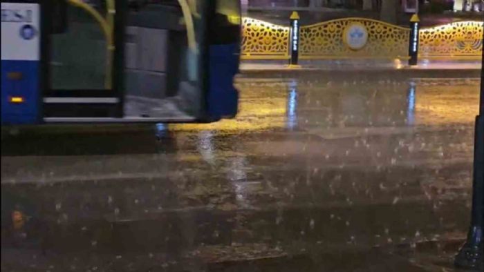 Elazığ’da Aniden Bastıran Sağanak Yağış Vatandaşları Hazırlıksız Yakaladı