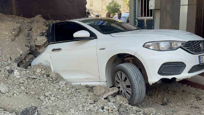 Elazığ’da hafriyat kamyonu otomobilin üzerinde devrildi: 1 yaralı