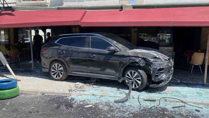 Elazığ’da otomobiller çarpıştı, faciadan dönüldü