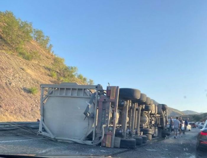 Elazığ’da tır devrildi: 1 yaralı