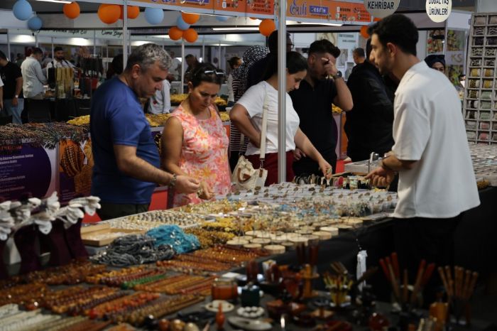 Eşi Benzeri Olmayan Sanat: Kur’an-ı Kerim’in 604 Sayfası Tespih Tanelerine İşlendi