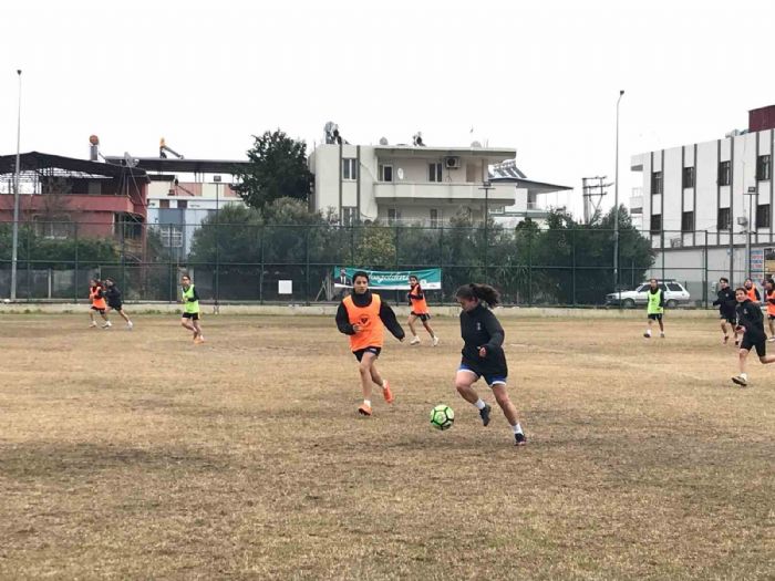 Futbol aşkına, zorlu şartlara rağmen pes etmiyorlar