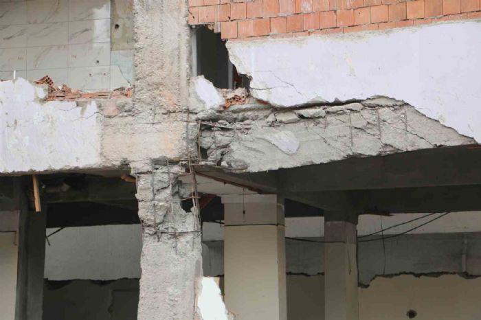 Hasarlı bina uyuşturucu yuvası oldu
