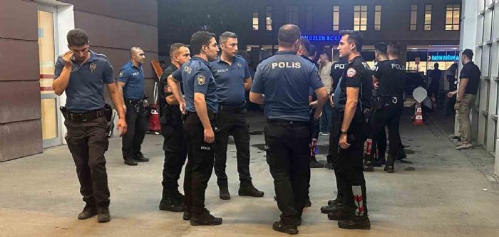 Hastanede bahçesinde bıçaklı kavga: 1’i ağır 2 yaralı