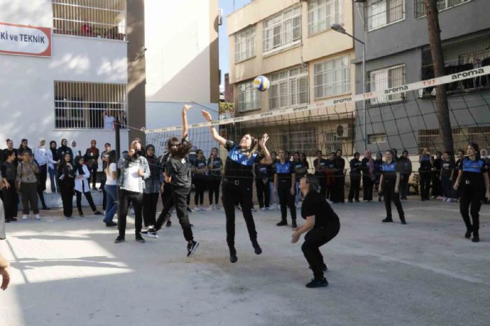 Kadın polislerden ziyaret