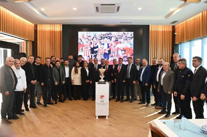 Kahramanmaraş’ta İstiklal Sporun şampiyonluk kupası