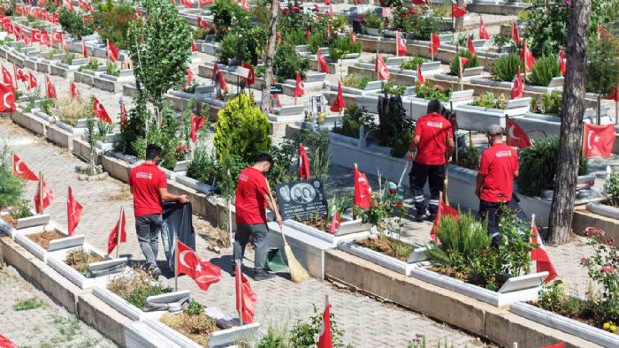 Kahramanmaraş’ta mezarlıklar bayrama hazır