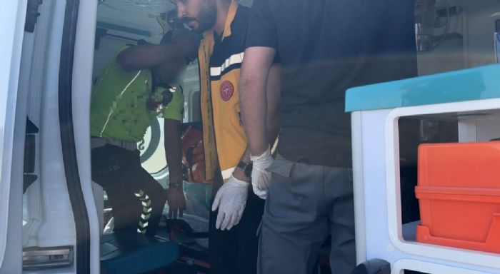 Kamyonet, polis aracına çarptı: 2 polis yaralandı