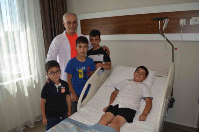 Kemik kısalığı olan Efe’nin önce sağ kolu uzatıldı şimdi ise sol kolu için tedavi görüyor